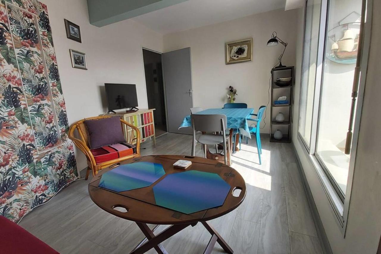 Apt With Balcony And Sea View Near Apartment